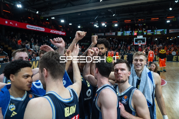 Team Huddle von ALBA Berlin nach dem Sieg gegen Vechta