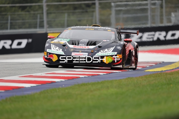 Rennfahrzeug auf der Rennstrecke