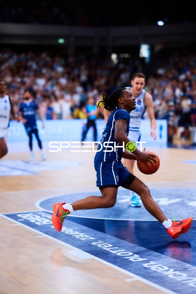 Drive von DJ Horne (0;MLP Academics Heidelberg) gegen Einaras Tubutis (37;Frankfurt Skyliners)