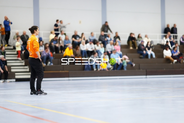 Trainer beobachtet das Spiel