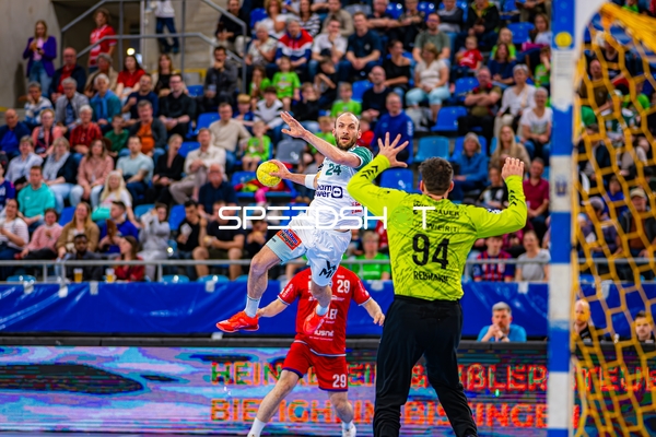 Wurf Marcel Schiller (24;Frisch Auf Göppingen) gegen Torwart Daniel Rebmann (94;SG BBM Bietigheim)