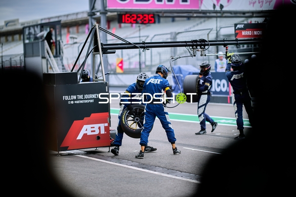 Mechaniker bei Reifenwechsel