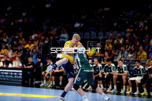 Spieler kämpfen um den Ball