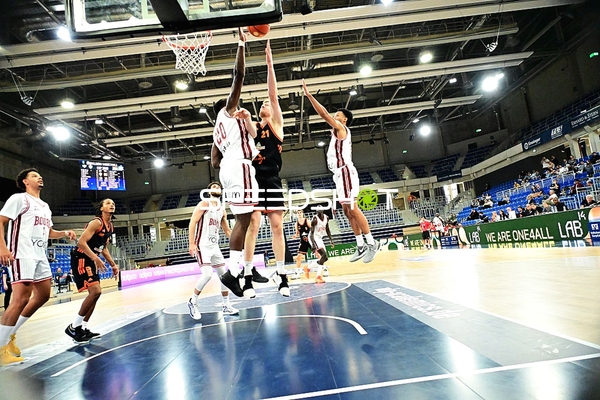 Zweikampf um den Ball