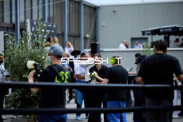 Ringside-Zone Face-Off