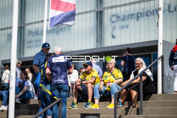 Fans in Aufwärmtrikots vor Spiel