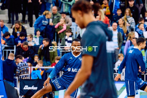 Aufwärmen der Spieler vor dem Spiel