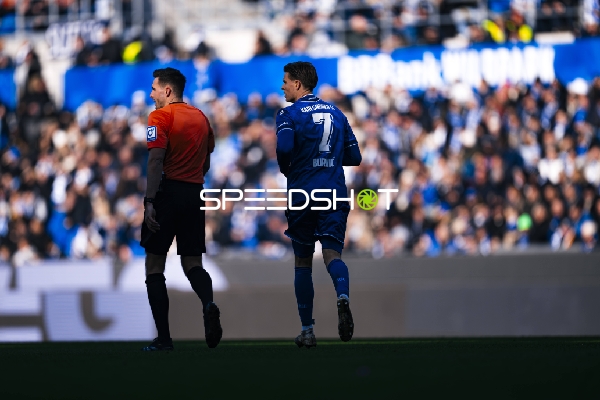 Schiedsrichter und Dženis Burnić (7; Karlsruher SC)