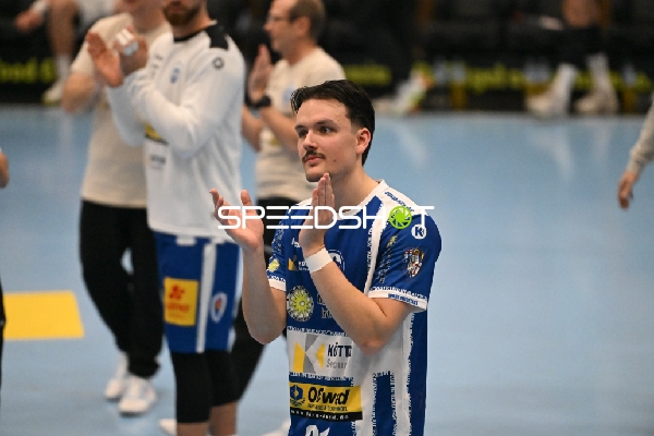 Moritz Ende (21; ThSV Eisenach) klatscht