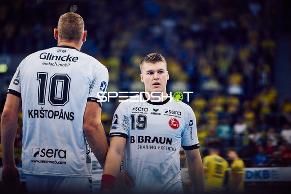 Spieler von MT Melsungen kommunizieren auf dem Spielfeld.