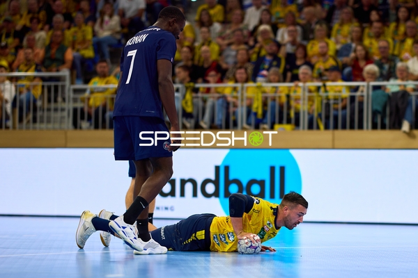 Spieler Jannik Kohlbacher (80; Rhein Neckar Löwen) hält den Ball