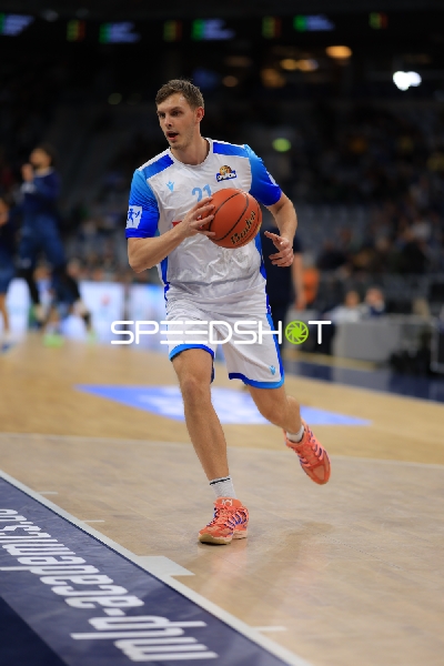 Lorenz Brenneke (21; Frankfurt Skyliners) mit Ball in Aktion