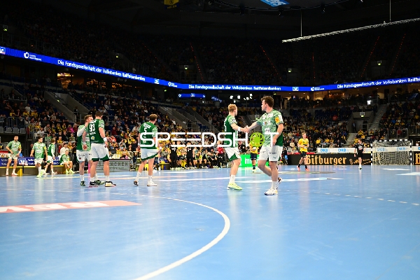 Spieler von Füchse Berlin und Rhein Neckar Löwen begrüßen sich