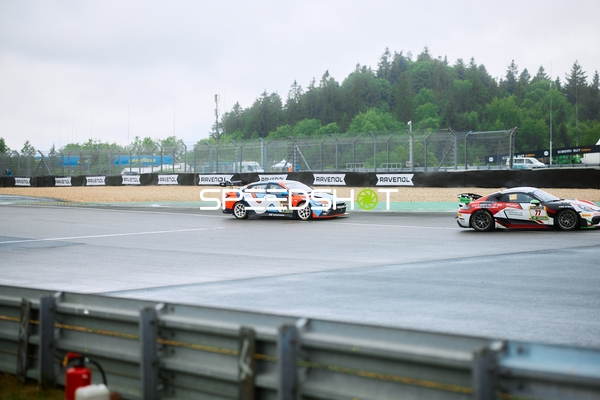 Fahrzeuge auf nasser Strecke