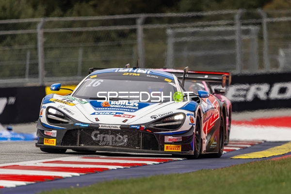 Rennfahrzeug auf der Rennstrecke