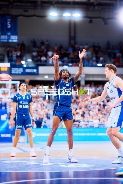 Wurf Michael Weathers (20;MLP Academics Heidelberg) gegen Patrick Heckmann (33;Frankfurt Skyliners)