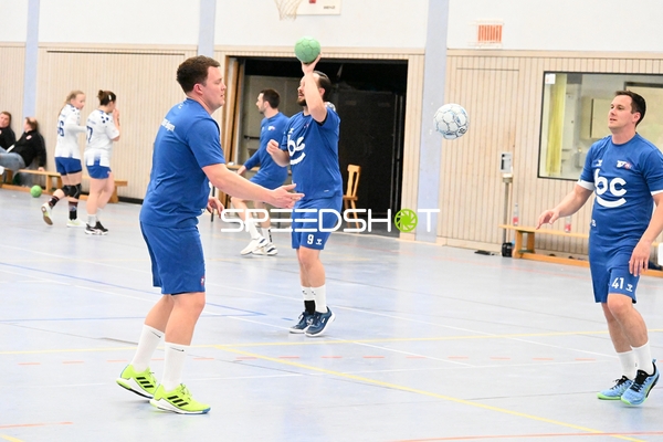 Spieler von TV Edingen beim Aufwärmen