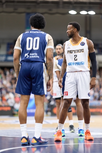 Dexter Akanno (2; Gladiators Trier) und Marcus Weathers (00; MLP Academics Heidelberg) auf dem Spielfeld