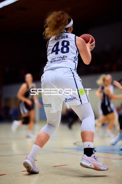 Anne Zipser (48; USC BaseCats Heidelberg) mit Ball