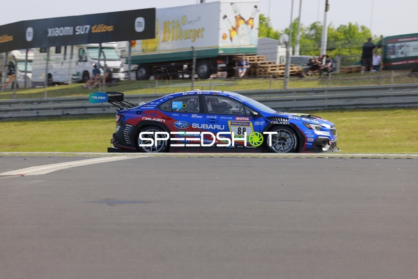 Rennfahrzeug auf der Rennstrecke