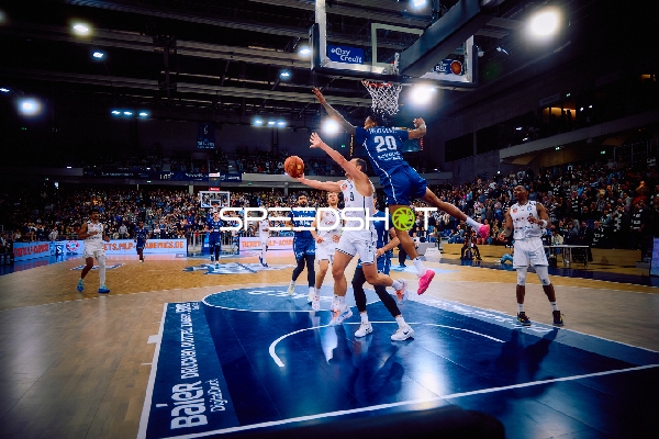 Ein Spieler von Brose Bamberg versucht einen Korbleger gegen MLP Academics Heidelberg.