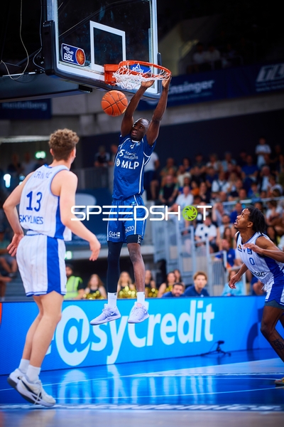 Dunk von Bakary Dibba (10;MLP Academics Heidelberg) gegen Malik Parsons (0;Frankfurt Skyliners)