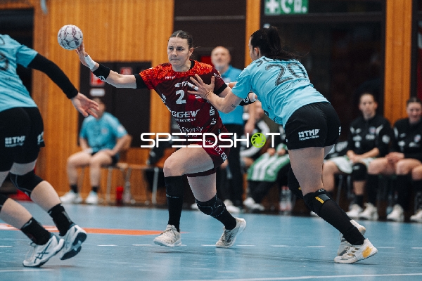 Szene mit Mareike Thomaier (2; HSG Bensheim/Auerbach) und Jana Scheib (20; Thüringer HC)