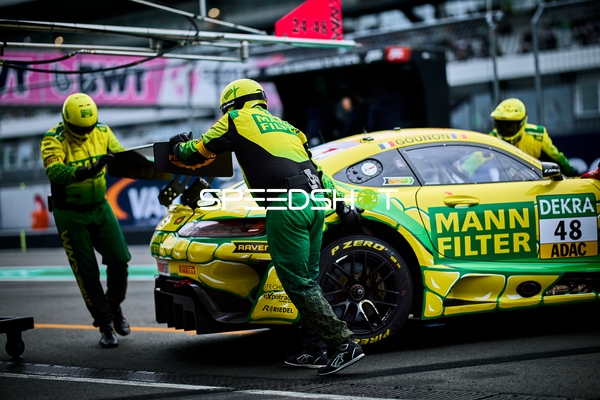 Rennfahrzeug in der Boxengasse