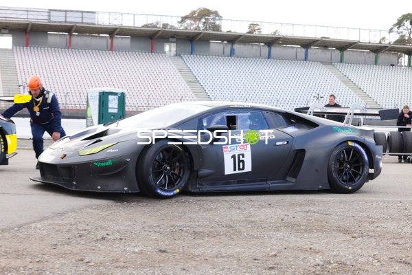 Rennwagen auf der Strecke in Hockenheim