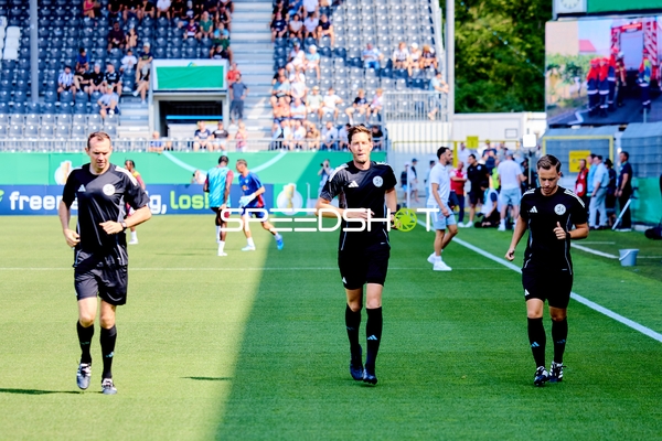 Schiedsrichter-Trio beim Aufwärmen