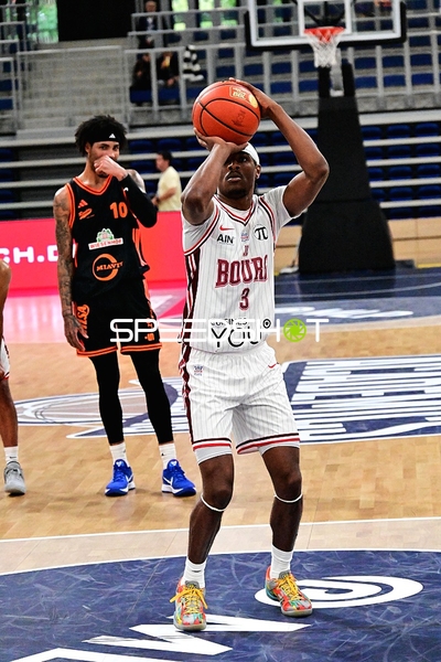 Tre Mitchell (3; JL Bourg Basket) wirft auf Korb