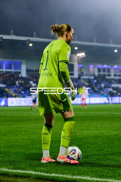 Torwart Laura Dick (1; TSG Hoffenheim Frauen) mit Ball