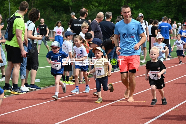 Kinder laufen beim TVE Sommerlauf