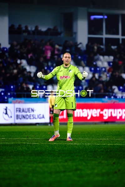 Torwart Laura Dick (1; TSG Hoffenheim Frauen) in Aktion