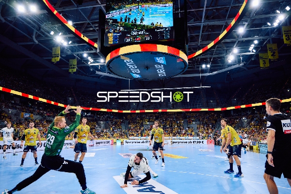 Ein Spieler von Rhein Neckar Löwen wirft auf das Tor von THW Kiel.