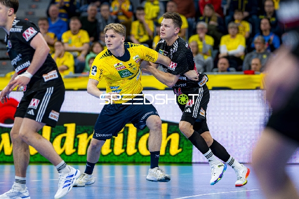 44; Rhein Neckar Löwen und Christoph Steinert (44; HC Erlangen) im Zweikampf