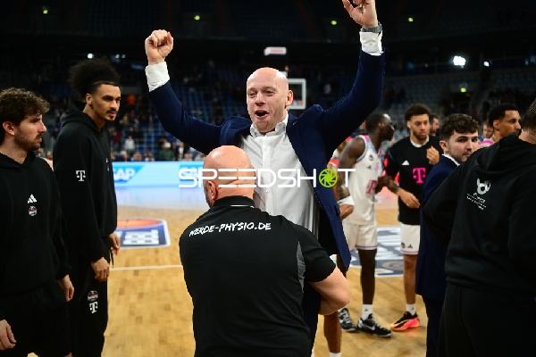 Szene mit Lionel Bosco (998; Telekom Baskets Bonn) und Teammitgliedern