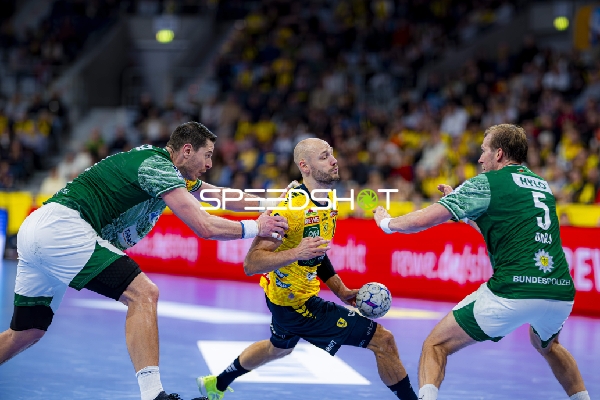 Wurf von Lukas Sandell (11; Rhein Neckar Löwen)