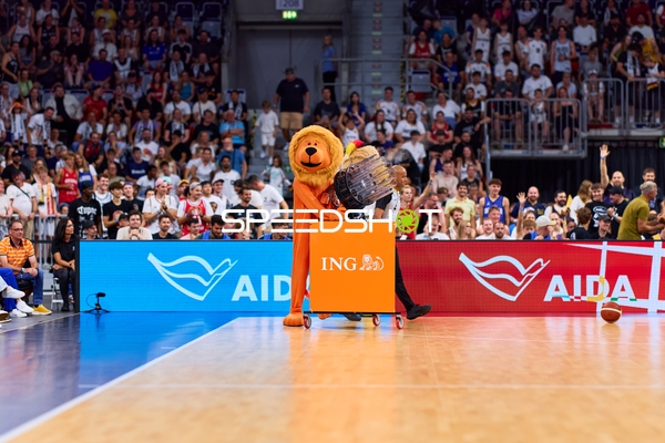 Maskottchen-Show auf dem Court