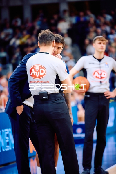 Schiedsrichter in Diskussion während des Spiels