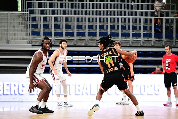 Alonzo Verge (11; Rasta Vechta) dribbelt, William McDowell-White (9; JL Bourg Basket) verteidigt