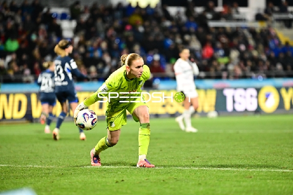 Torwartin wirft den Ball