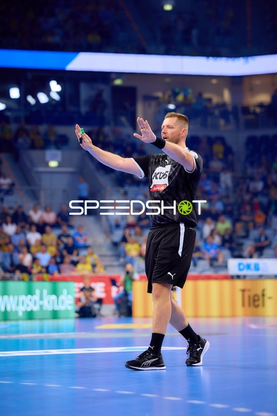 Schiedsrichter gibt Anweisungen