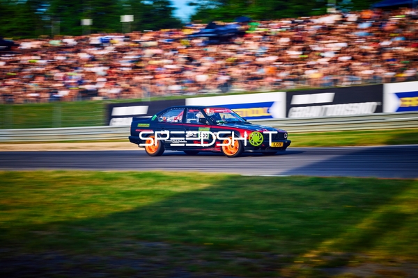 BMW Rennwagen auf der Rennstrecke