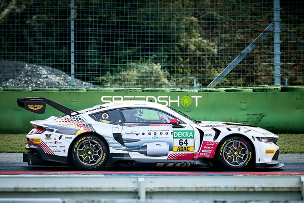 Rennfahrzeug in der Boxengasse