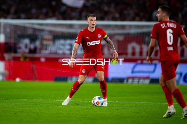 Eric Smith (8; FC St. Pauli) am Ball