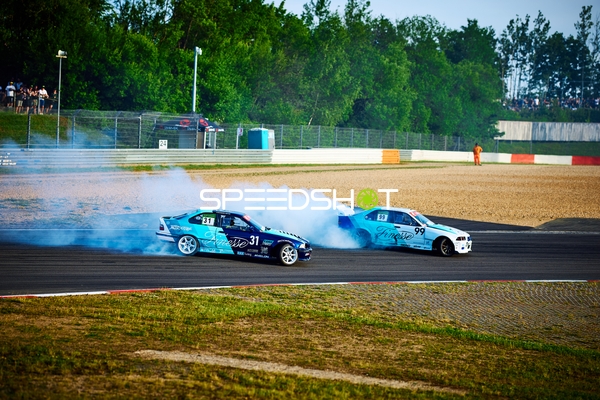 Driftfahrzeuge auf der Rennstrecke