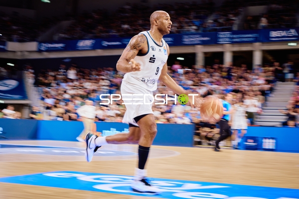 Dribbling DeAndre Lansdowne (9;Niners Chemnitz)