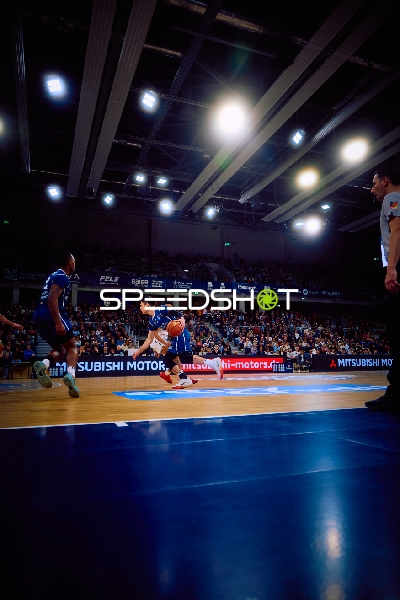 Ein Spieler dribbelt aggressiv den Ball auf dem Spielfeld.