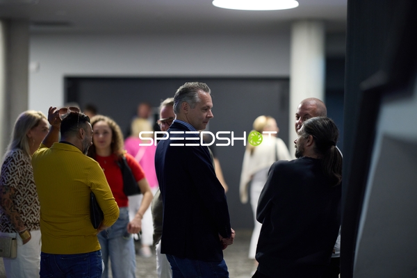 Ringside-Zone Face-Off